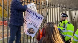 Climate change denier troll interferes with Just Stop Oil interview during arrests