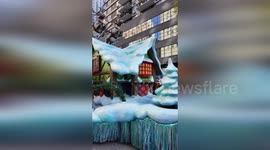 Santa Steals the Show at New York Thanksgiving Parade in USA