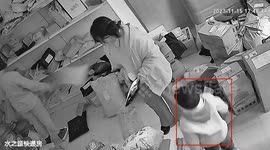 Woman's parcel hunt turns violent, nearly hits another customer in China