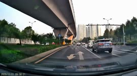 Risky maneuver on slippery roads: dramatic car collision in Chongqing, Southwest China