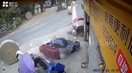 Huge paper rolls tumble from transport truck as biding ropes snap, damaging multiple vehicles in China