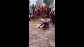 Stilt-walking maestro: acrobatic feat for cigarette reward