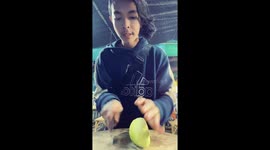 Thai chef shows off his speedy mango slicing skills