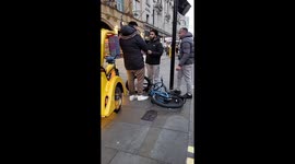 Cyclist hits London rickshaw driver that apparently knocked him off his bike