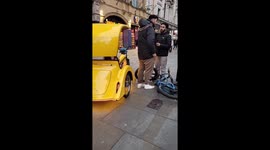 Extended Version: Rickshaw driver flees scene after being assaulted by cyclist following road rage incident