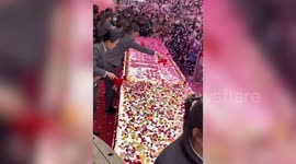 Customers scoop up 30ft long birthday cake at shop in China