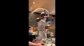 Enthusiastic Haidilao hotpot waiter in London wows diners with noodle dough dance
