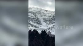 Stunned tourists capture spectacular avalanche in China