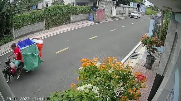 The shipper was delivering goods to customers when the crooks stole their motorcycles in Vietnam