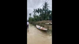 Floodwaters suddenly flooded the wedding, forcing the bride and groom and guests to travel by boat