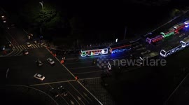 Noite de sabado no parque Ibirapuera ônibus iluminados e a arvore de natal da Nubank com 57 metos de altura.