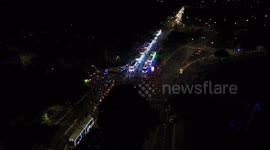 Noite de sabado no parque Ibirapuera ônibus iluminados e a arvore de natal da Nubank com 57 metos de altura.