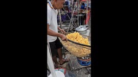 Watch this street vendor making popcorn the old fashioned way