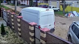 Assault in Balakhna: unknown man attacks children, damages phone with stick