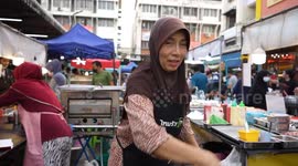 Dexterous street vendor shows off her awesome pizza tossing skills