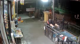 Chinese man's lightning-quick reflexes prevent slip on wet concrete