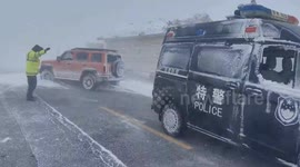 Police brave snowstorm to rescue stranded tourists in northwest China