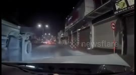 The car struck itself into the median, overturned in the middle of the street, causing the car behind to hit the tail in Vietnam