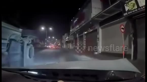 The car struck itself into the median, overturned in the middle of the street, causing the car behind to hit the tail in Vietnam