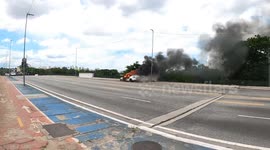 Nesta tarde de quarta feira (06) um veiculo começou a pegar fogo em cima da ponte da casa verde em São Paulo Brasil, os Policias da Guarda Metropolitana chegou e desviou o transito até a chegada dos bombeiros.