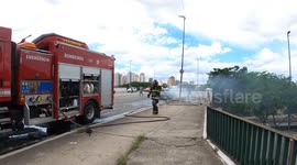 Nesta tarde de quarta feira (06) um veiculo começou a pegar fogo em cima da ponte da casa verde em São Paulo Brasil, os Policias da Guarda Metropolitana chegou e desviou o transito até a chegada dos bombeiros.