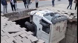 Collapse of bridge corridors, the concrete tank truck fell into a deep hole due to the collapse of the bridge corridor in Vietnam