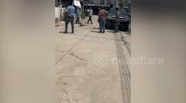 Rescue team's rope snaps while catching monitor lizard in Thai neighbourhood