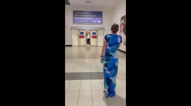Girl turns into an excited toddler after seeing her sister for the 1st time in 8 months