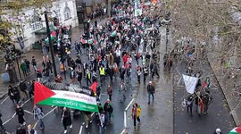 10,000s of Palestine supporters march through central London