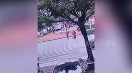 Passerby praised for rescuing toddler from oncoming traffic in China