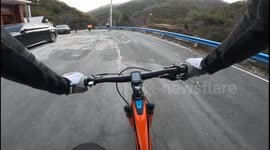 Bizarre bicycle mishap: chicken dash leads to unexpected fall for cycling enthusiast in Henan, China