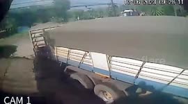 Driver narrowly dodges death as truck crushes his motorcycle