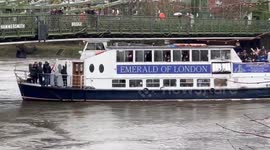 UK: Boat Carrying West Ham Fans Crashed Into London Hammersmith Bridge