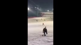 Novice skier's fast descent: skiing coach captures dramatic save at Jilin Ski Resort