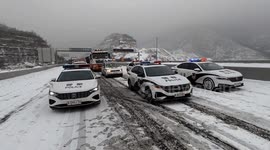 Traffic police secure safe passage for stranded vehicles on icy Chinese highway