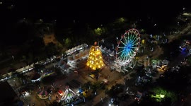 imagens aéreas da arvore de Natal da bauducco e da roda gigante no bosque maia em Guarulhos São Paulo Brasil