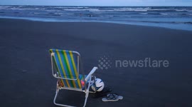 Banhistas em noite quente na Praia Grande em São Paulo, Brazil