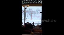 缆车载游客在半空大幅晃动 景区:天气原因,会暂停运营