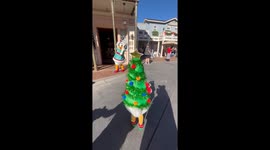 5 y/o Donald Duck fan and Daisy Duck quack up the wholesomeness with a cute interaction