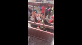 On December 19th in Jishishan County, Linxia Prefecture, Gansu Province, local residents independently transported a truckload of cotton clothing and quilts to the area to assist those affected by the recent earthquake.