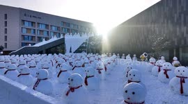 Hundreds of snowmen line streets, bringing festive joy to Chinese city