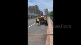 Three Deliverymen’s Acts of Kindness Captured in Shanghai, China