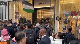 Hundreds of pro-palestine protesters disrupt  Oxford Street Christmas shopping
