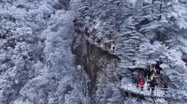 Workers ensure operation safety of China's Huangshan Mountain after heavy snowfall