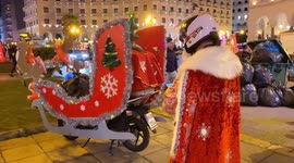 Delivery guy turned his scooter into an epic Santa sleigh and drives by dressed as Santa Claus himself