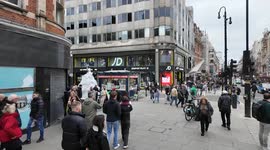 Last minute shoppers on Christmas Eve on Oxford Street In L0ndon
