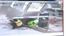 油门当刹车 奔驰车闯祸八车受损 女司机犯错车库连环撞
