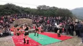 广东汕尾:祭祖玩出新下限 祖坟前辣妹跳艳舞数百村民观看