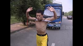Shaolin Temple's 35 generation disciple puts knife in front of his neck to pull lorry