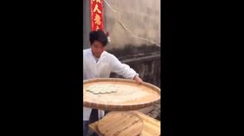 This Chinese chef's unique skill is enthralling